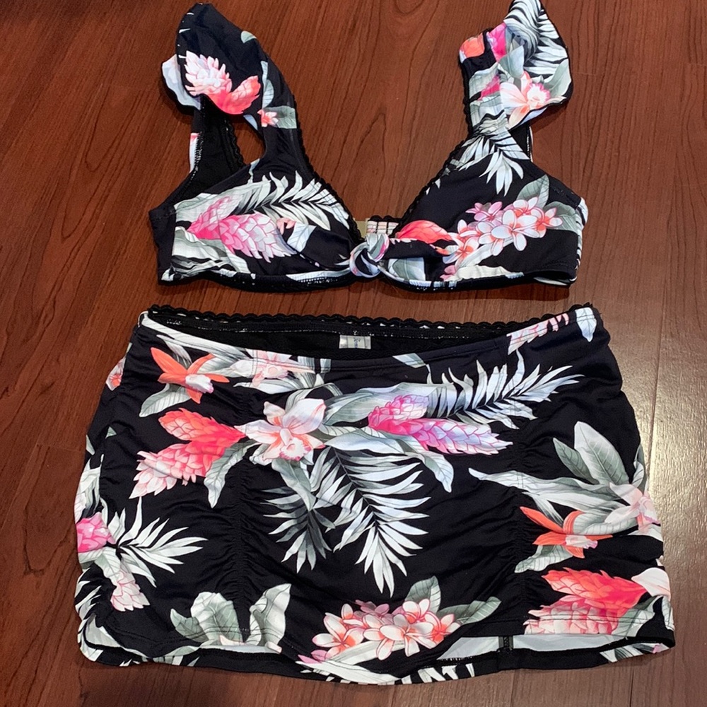 Tommy Bahama skirted 2 piece